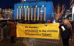 Počeli protesti ispred dvorane u kojoj će biti uručena Nobelova nagrada Handkeu