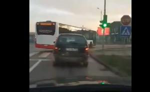 Bahato ponašanje: Vozač gradskog autobusa umalo izazvao veliku nesreću