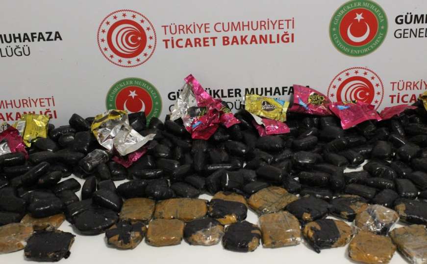 Carinici na aerodromu zaplijenili blizu 15 kg kokaina skrivenog u čokoladicama