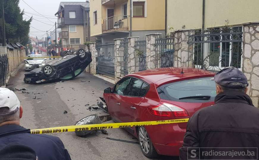 Sudar u Sarajevu: Automobil završio na krovu, ima povrijeđenih