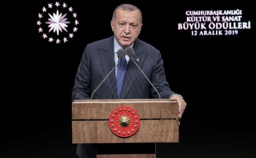 Erdogan: Nobelova nagrada uručena onome iz čijeg pera kapa krv i mržnja