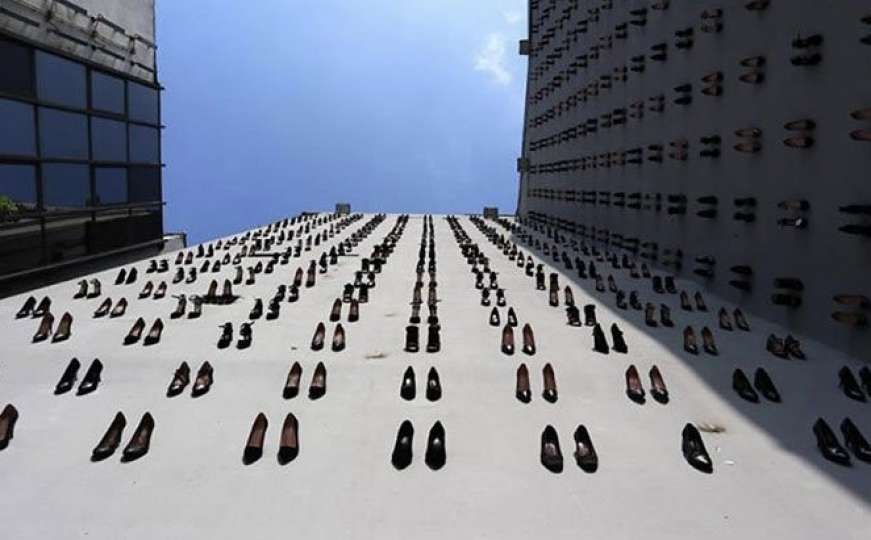 Umjetnik na zgradi postavio 440 pari cipela u znak žena žrtava porodičnog nasilja