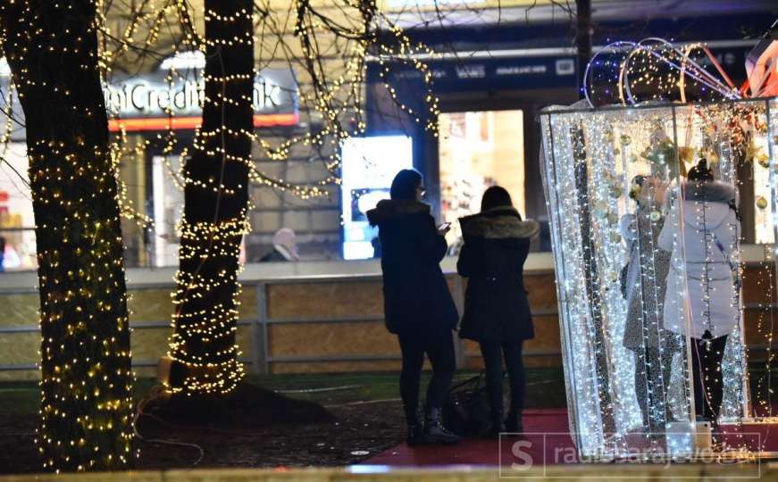 U susret praznicima: Sarajevo obuklo božićno i novogodišnje ruho