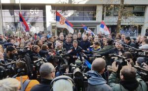 Drama u Beogradu: Opozicija blokirala ulaz u RTS