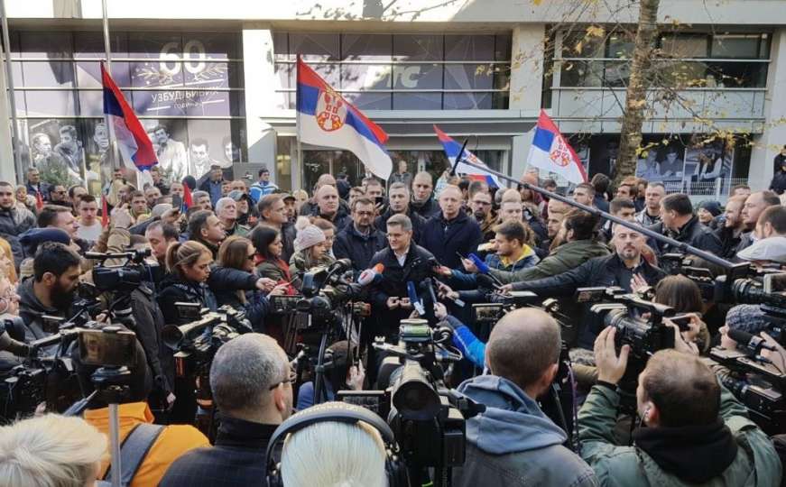 Drama u Beogradu: Opozicija blokirala ulaz u RTS