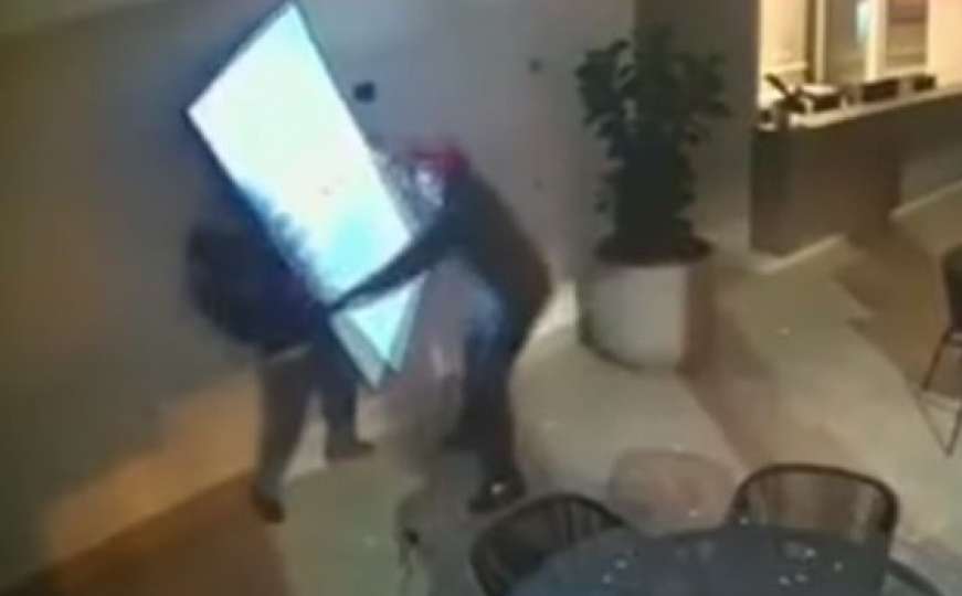 Glup, gluplji: Snimak lopova koji kradu TV postao hit na internetu
