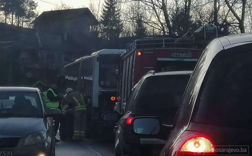 Zapalio se autobus u Hotonju, velike gužve u saobraćaju