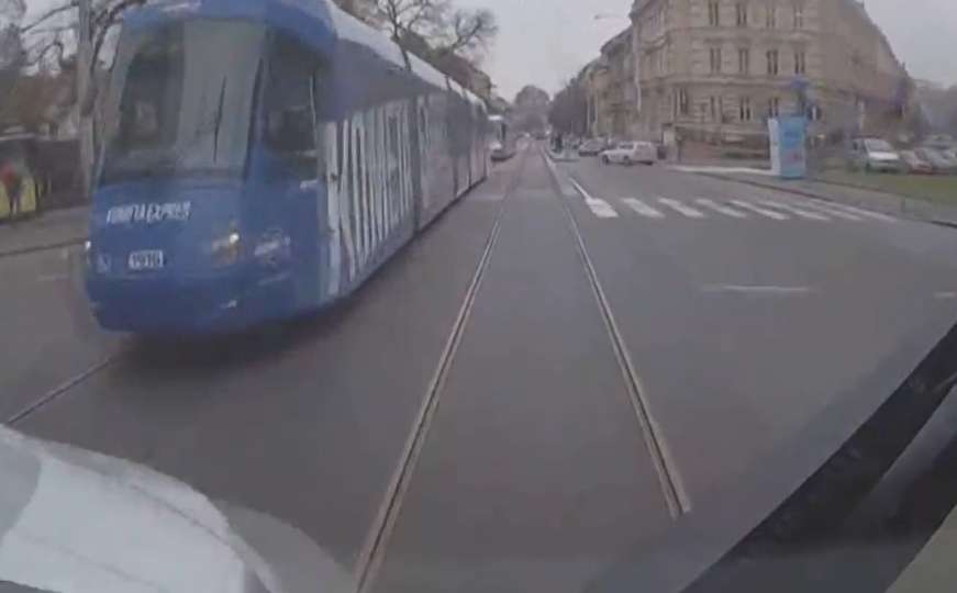 Snimak nesreće u Češkoj: Projurio je kroz crveno, pa se zaglavio između tramvaja