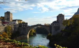 U Mostaru izbjegnuta tragedija: Iz Neretve izvučena žena