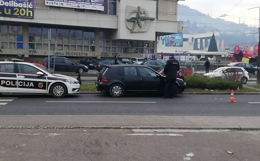 Nesreća u Sarajevu: Vozilom udario pješakinju, vozač vidno potresen 