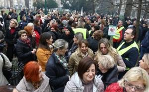 Uz zvižduke i povike počeo protest medicinara u Sarajevu: "Živi smo!" 