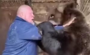 Samo u Rusiji: MMA borac savladao medvjeda u borbi u kavezu