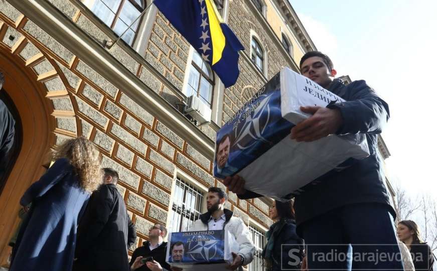 Mladi SDS-a Dodiku donijeli 40.000 potpisa, traže objavu Programa reformi