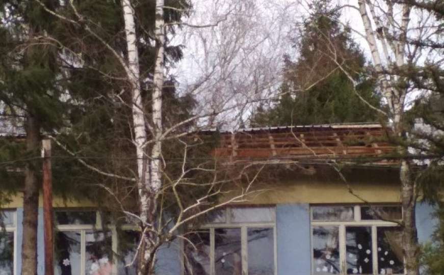 U Banjoj Luci vjetar uništio krov osnovne škole i obarao stabla