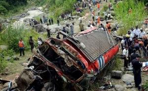 Stravična nesreća u Gvatemali: U sudaru kamiona i autobusa 17 osoba poginulo!