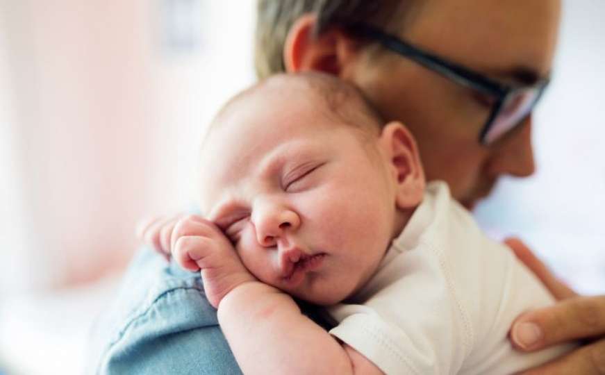 Stručnjaci riješili dilemu: Je li uspavljivanje bebe u naručju dobra ili loša navika