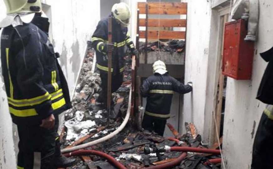 Drama u Bosanskom Novom: Požar u stambenoj zgradi, izgorjelo šest stanova