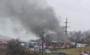 Drama kod Zvornika: Zabio se autom u benzinsku pumpu, strahuje se da ima mrtvih