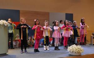 Učenici osnovnih škola iz Starog Grada obradovali poklonima djecu Zavoda u Pazarić