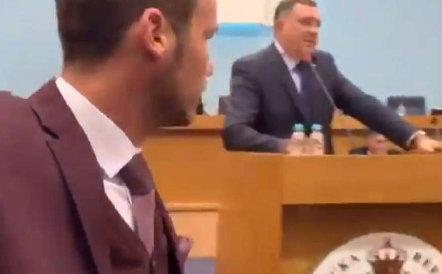 Stanivuković i Begić pokušali Miloradu Dodiku pokloniti zastavu NATO-a