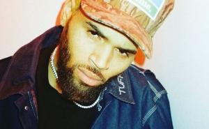 Chris Brown objavio fotografiju s novorođenčetom, pažnju ukrao jedan detalj