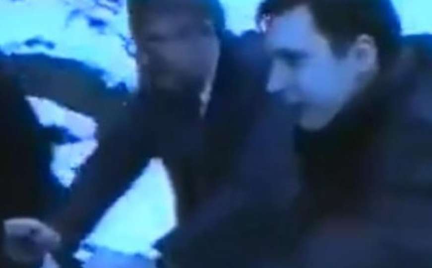 Objavljen video: Šešelj i Vučić '96. godine guraju Audija po velikom snijegu