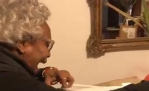 Reakcija bake na poklon koji je čekala 20 godina postala hit na internetu