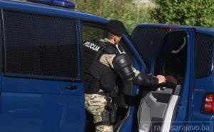 Akcija u Sarajevu: Policija kod 34-godišnjaka pronašla oružje i drogu 
