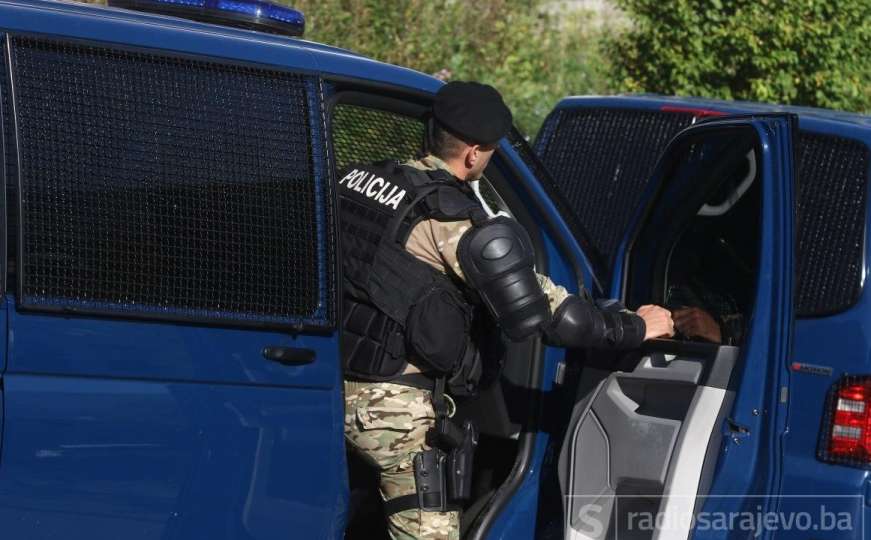 Akcija u Sarajevu: Policija kod 34-godišnjaka pronašla oružje i drogu 