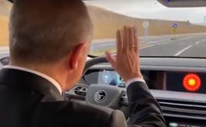 Pogledajte kako Erdogan vozi prvi turski automobil i šta sluša prilikom vožnje