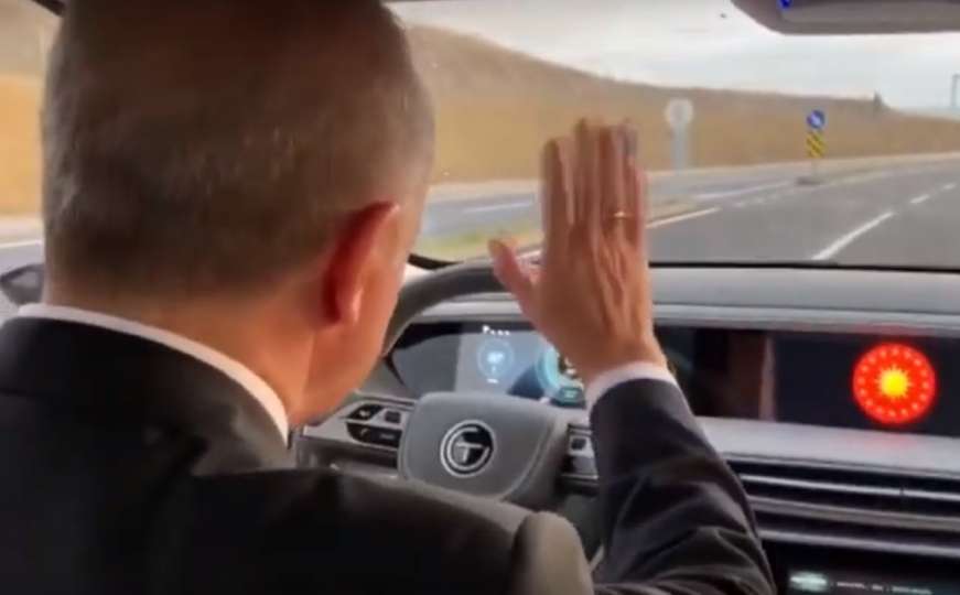 Pogledajte kako Erdogan vozi prvi turski automobil i šta sluša prilikom vožnje