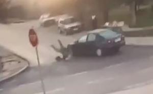 Stravičan video iz BiH: Pješaka "pokosio" automobilom 