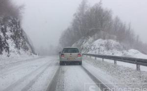 Stanje na putevima u našoj zemlji: Ugažen snijeg, poledica i obustave saobraćaja