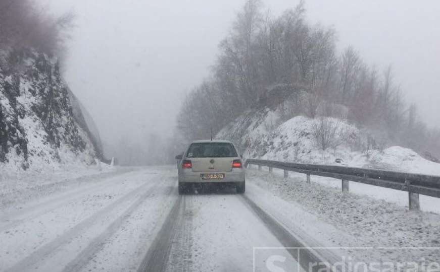 Stanje na putevima u našoj zemlji: Ugažen snijeg, poledica i obustave saobraćaja
