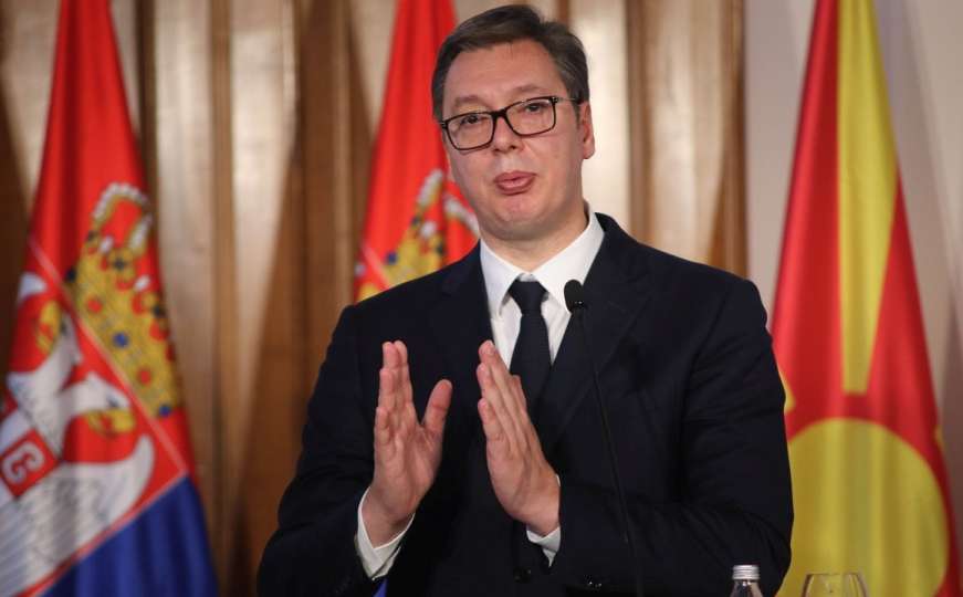 Vučić obećao prosječnu plaću od 900 eura