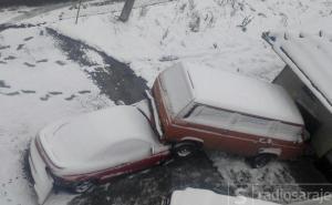 Nesreća u Sarajevu: Automobilom podletio pod parkirani kombi