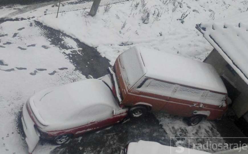 Nesreća u Sarajevu: Automobilom podletio pod parkirani kombi