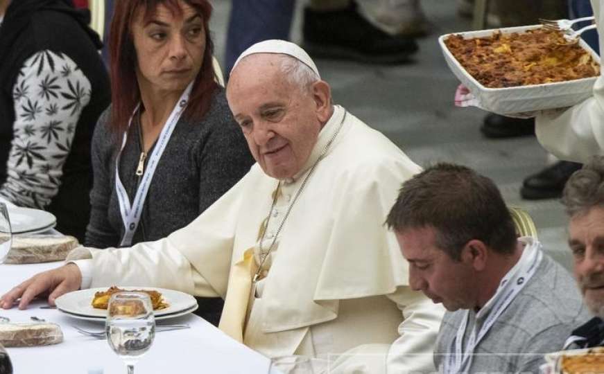 Papa Franjo pozvao ljude da ostave mobitele za vrijeme obroka i razgovaraju