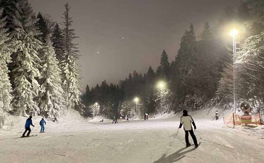 Konačno: Bjelašnica zasjala punim sjajem, pogledajte snimke noćnog skijanja