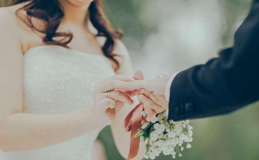 Mlada na vjenčanju čitala preljubničke poruke svog nesuđenog supruga