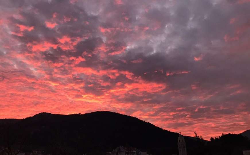 Prelijepo nebo iznad Mostara ispratilo grad na Neretvi iz 2019. godine
