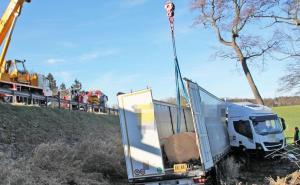 Velika materijalna šteta: Upravljajući šleperom Bosanac sletio s njemačkog autoputa