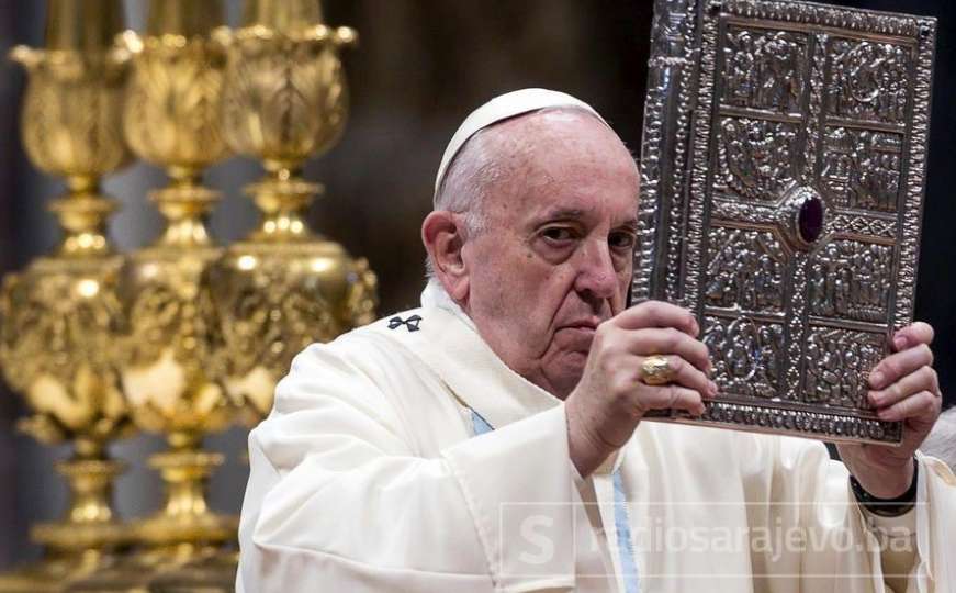 Papa Franjo se izvinio za "loš primjer" nakon što je udario ženu