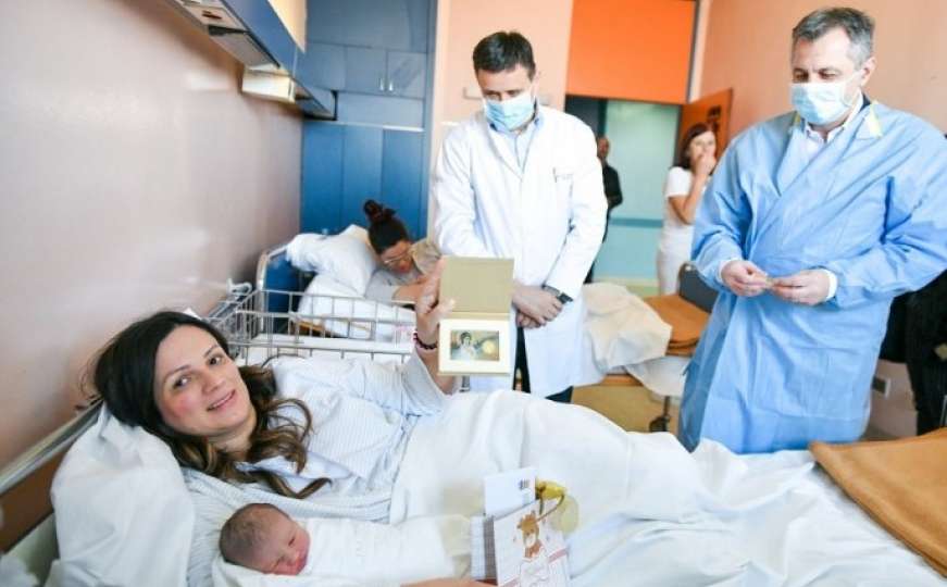 Gradonačelnik Radojičić darivao prvu bebu rođenu u Banjoj Luci u 2020. godini