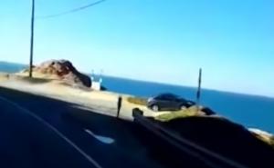 Stravičan snimak iz SAD: Automobilom sletio sa litice u okean