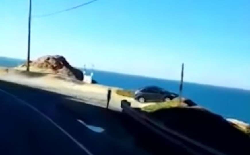 Stravičan snimak iz SAD: Automobilom sletio sa litice u okean
