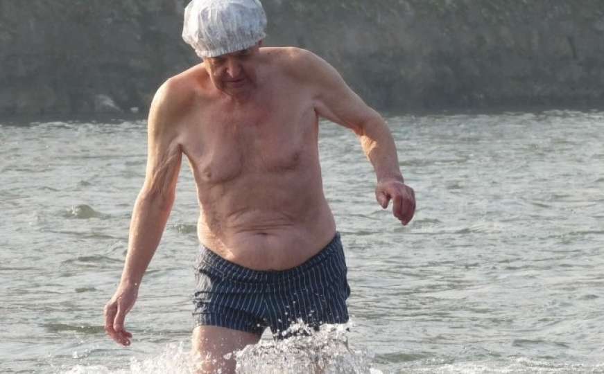 Za njega nema zime: Hamid Begovac nastavio tradiciju kupanja u rijeci Bosni