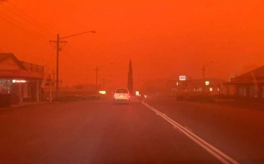 Jeziva fotografija iz Australije: Nebo poprimilo krvavu crvenu boju 