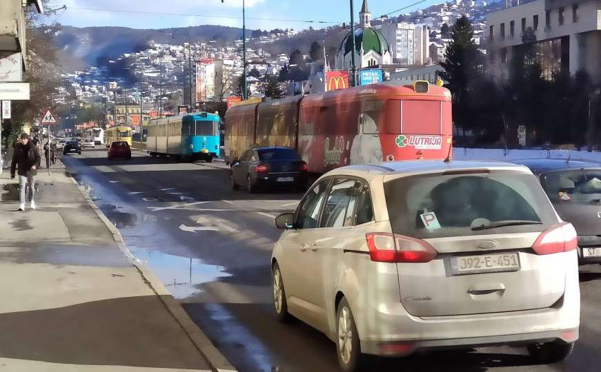 Vandalizam u tramvaju: Putnik razbio staklo i uzrokovao prekid saobraćaja