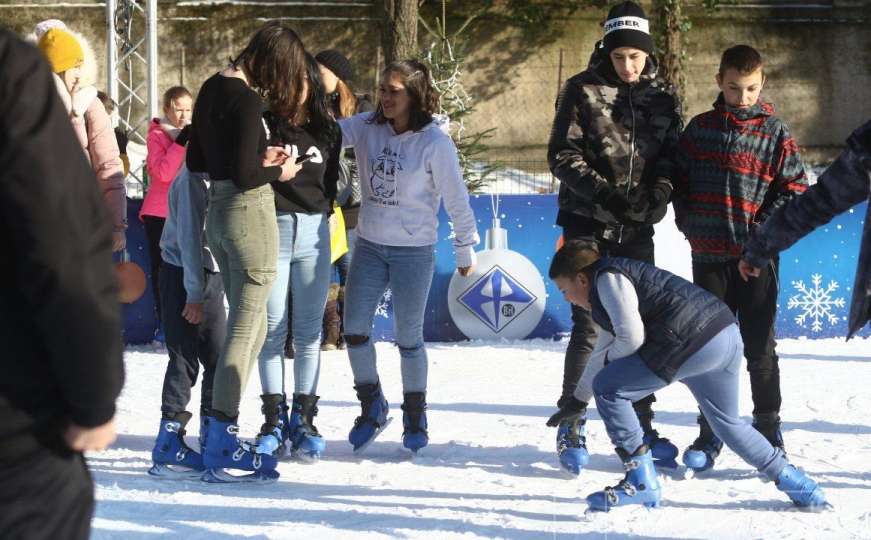 Čist zrak izmamio brojne Sarajlije: Najmlađi uživali u besplatnoj razonodi na ledu